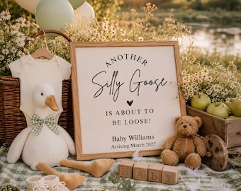以下が含まれることがあります： Another Silly Goose is about to be loose! Baby Williams Arriving March 2027と書かれた正方形の木製看板。緑のギンガムチェックの蝶ネクタイをしたガチョウのぬいぐるみ、クリーム色のベビー用ボディスーツ、茶色のテディベア、木製のベビー用積み木が添えられています。