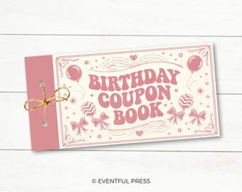 Peut inclure: Un carnet de coupons d'anniversaire imprimable rose et blanc avec le texte "Birthday Coupon Book" dans une police rétro. Le carnet a une couverture rose et une attache en ficelle.