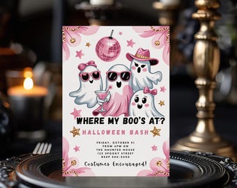 Può includere: Un invito a una festa di Halloween con fantasmi dei cartoni animati con occhiali da sole e cappelli. Il testo "WHERE MY BOO'S AT? HALLOWEEN BASH" è visualizzato, insieme ai dettagli dell'evento. L'invito è decorato con accenti rosa e stelle.