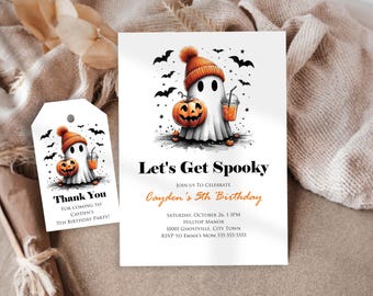 Op de afbeelding: Een printbare Halloween-partij uitnodiging met een cartoon-geest die een beanie draagt en een pompoen en een beker vasthoudt. De tekst op de uitnodiging luidt "Let's Get Spooky" en "Cayden's 5th Birthday".