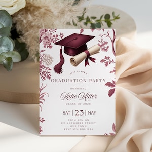 Puede incluir: Invitación a una fiesta de graduación con birrete burdeos, diploma y detalles florales. El texto de la invitación incluye el nombre del graduado, el año de la clase, la fecha, la hora y el lugar.