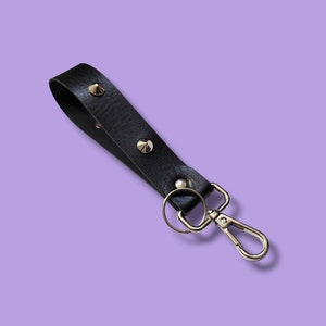 Llavero de pulsera de piel sintética negra con pinchos, llavero gótico o colgante para bolso.