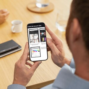 Pu&ograve; includere: Una persona sta guardando lo schermo di uno smartphone che mostra un modello di design Canva. Lo schermo mostra una selezione di modelli Canva pre-realizzati, una tavolozza di colori e il testo "R bar (on the left side)".