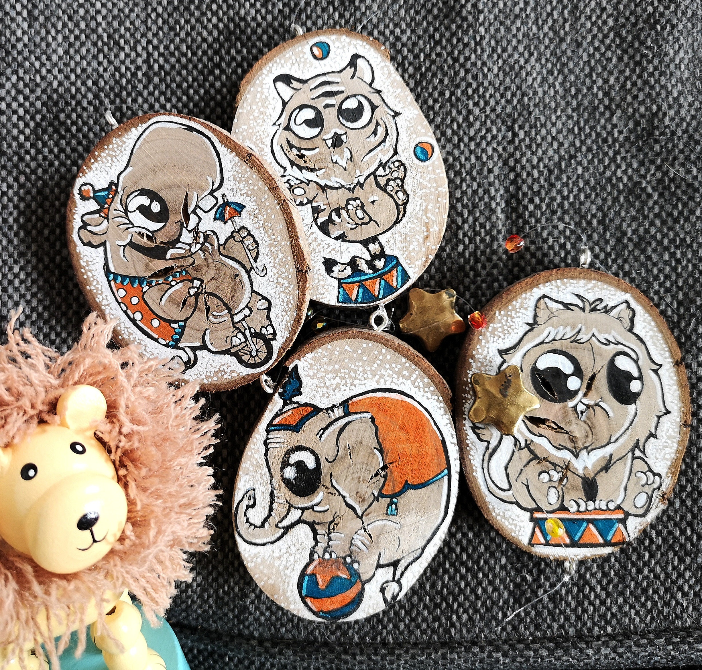 Saltimbanque - Suspension Réalisée avec Des Rondin de Bois et Perles Qualité Pour Décoration Chambre