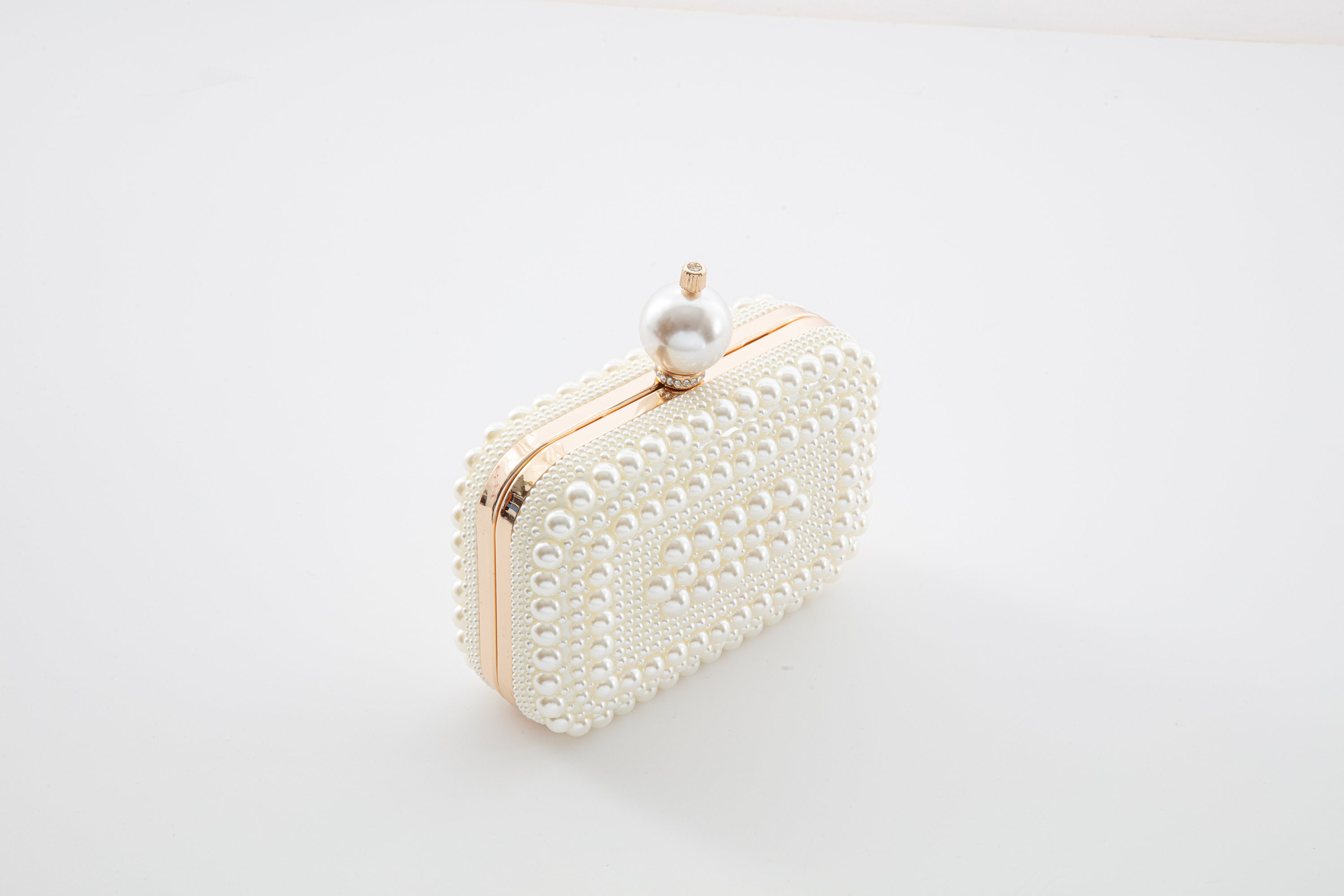 70%オフセールJIMMY CHOO AVENUE CLUTCH BAG WITH PEARL White Suede Clutch Bag with All-Over Pearl Embellishment