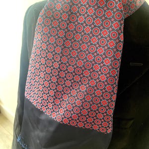 Bufanda vintage de una sola capa para hombre Commodore Trevira de los años 70, corbata con flecos de estilo foulard geométrico rojo y azul, bufanda retro estilo mod para un día elegante.