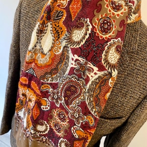 Vintage paisley-sjaal uit de jaren 70: bordeauxrode boho-stijl