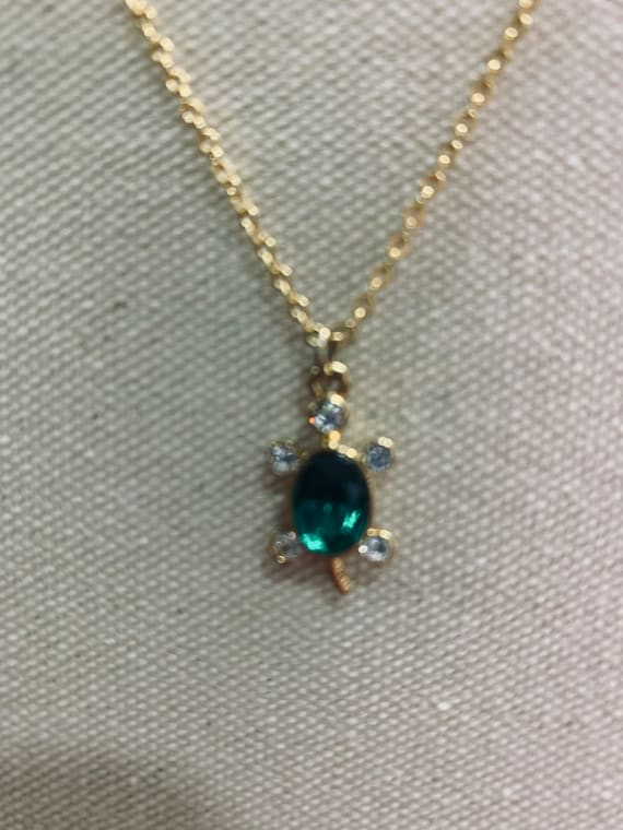Pendentif Tortue Dorée Avec Strass Vert émeraude Et Sa Chaîne - Neuf Jamais Porté
