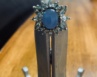 Vintage Gorgeous Cocktail Statement Ring w/ Center Aquamarine Cabochon Surrounded by Sixteen Blue Topaz/Aquamarine Stones