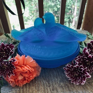 Vintage Westmoreland Glass Blue Satin Glass Lovebirds on Nest Trinket Dish w/ Lid