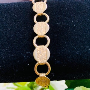 Bracciale vintage Sarah Coventry con motivo floreale color oro