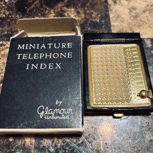 Vintage cool still in OB miniatuur telefoonadresindex van Glamour Unlimited met zwart metalen frame en goudkleurige accenten en nepparels