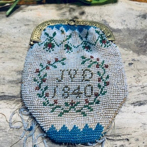 Bolsa floral antiga com monograma de contas 1840 costurada à mão