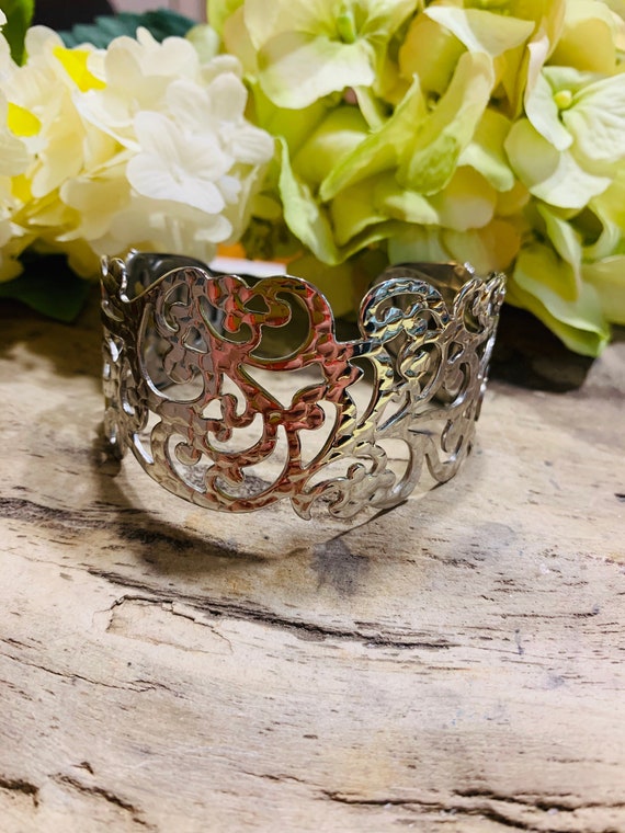 Vintage silver tone scrollwork Gem