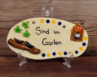 Keramik Schild "Sind im Garten", Schilder , Wanddeko, Vögel, Blätter, Blumen, Türschild, Keramikschild, handgefertigte Keramikschilder