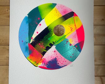 Puede incluir: Impresión artística abstracta con un diseño vibrante y colorido. Una composición circular con pinceladas audaces en azul, verde, amarillo, rosa y dorado. La obra de arte está sobre un fondo de papel blanco.