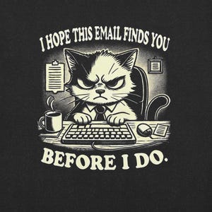 Puede incluir: Una ilustración en blanco y negro de un gato con corbata sentado en un teclado de computadora. El texto "Espero que este correo electrónico te encuentre antes de que yo lo haga." está por encima del gato.