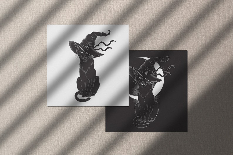 Puede incluir: Dos ilustraciones en blanco y negro de un gato negro con un sombrero de bruja. El gato de la izquierda est&aacute; sobre un fondo blanco, mientras que el gato de la derecha est&aacute; sobre un fondo negro con una luna creciente detr&aacute;s.