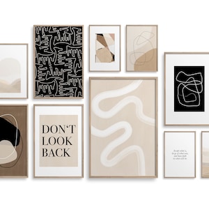 Puede incluir: Una pared de galería con 10 impresiones enmarcadas con diseños abstractos en negro, blanco y beige. Las impresiones presentan formas geométricas, líneas y texto. El texto en una impresión dice "No mires atrás".