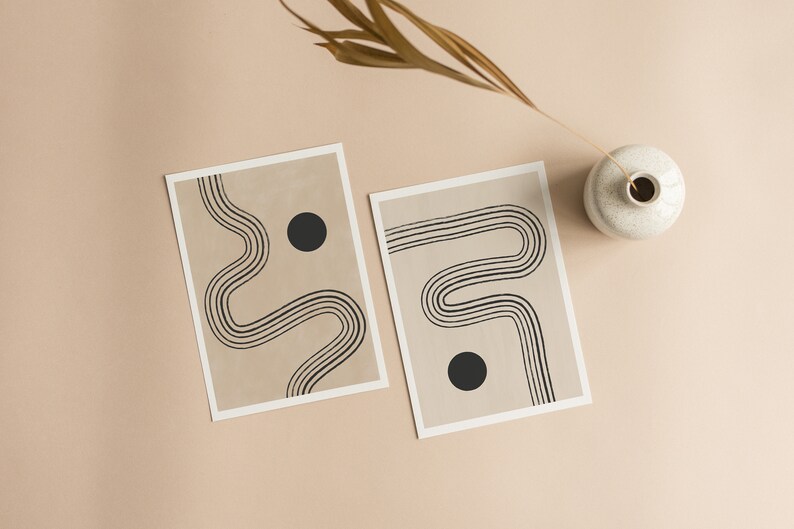 Puede incluir: Dos impresiones de arte minimalistas con l&iacute;neas negras y c&iacute;rculos sobre un fondo beige. Las impresiones est&aacute;n enmarcadas y tienen un borde blanco.
