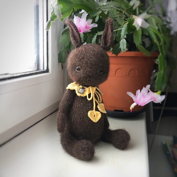 Artista hecho a mano escultura suave. Regalo de Navidad. Regalo para ella, abuela, mamá. La liebre tejida. Figura de una liebre. Juguetes de lana. Día de San Valentín