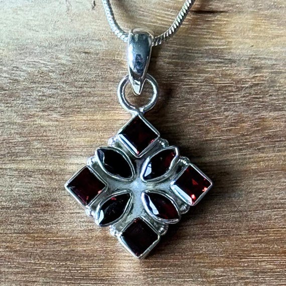 ガーネット石　ダイアモンドペンダント ダイヤモンド型の天然ファセットガーネット宝石ペンダント - マルチ