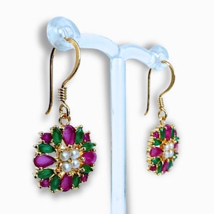 Pendientes colgantes de zafiro rosa, esmeralda y perla - Piedra natural - Oro vermeil de 22 quilates - Joyas de piedras preciosas con diseño floral hechas a mano - Regalo para ella