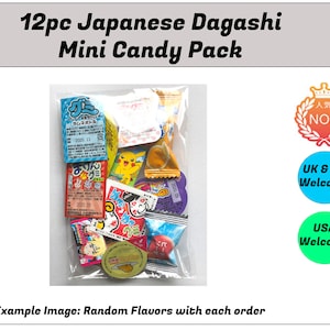 Puede incluir: Una bolsa de plástico transparente llena de 12 pequeños paquetes de caramelos japoneses. Los caramelos están envueltos en papel de aluminio y plástico de colores. La bolsa está etiquetada con "12pc Japanese Dagashi Mini Candy Pack".