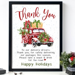 Op de afbeelding: Een printbaar bord met een rode vintage vrachtwagen die kerstcadeaus vervoert. Het bord bedankt de bezorgers en wenst hen fijne feestdagen.