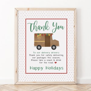 Könnte beinhalten: Ein druckbares Schild mit einem braunen Lieferwagen, der mit Weihnachtslichtern geschmückt ist. Das Schild bedankt sich bei den Zustellern und bittet sie, einen Snack und ein Getränk für die Straße einzunehmen. Es wünscht ihnen auch "Frohe Weihnachten".
