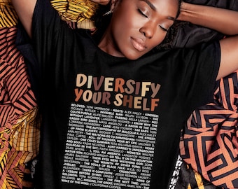 Może przedstawiać: Czarny T-shirt z napisem "Diversify Your Shelf" w brązowych i pomarańczowych literach. Tekst to lista tytułów książek i autorów, w tym "Ukochana" Toni Morrison, "Korzenie" Alexa Haleya, "Człowiek niewidzialny" Ralpha Ellisona i "Kolor purpury" Alice Walker.