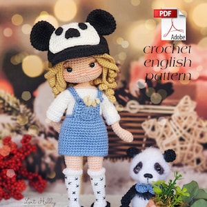 Puede incluir: Patrón de crochet para una muñeca panda que lleva un vestido azul de peto y un gorro de panda blanco y negro. La muñeca sostiene una pequeña planta en maceta. El patrón está disponible en inglés.