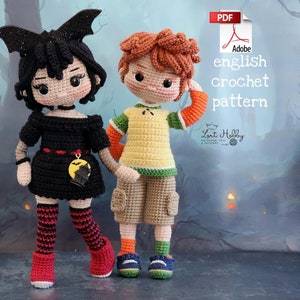 Puede incluir: Patrón de crochet para una muñeca niña y un muñeco niño. La muñeca niña lleva un vestido negro con una diadema de alas de murciélago y medias a rayas rojas y negras. El muñeco niño lleva una camisa amarilla, pantalones cortos marrones y calcetines a rayas naranjas y verdes. El patrón está disponible en formato PDF.