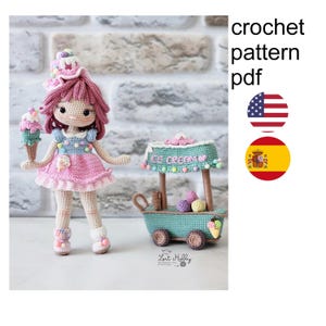 Op de afbeelding: Haakpatroon PDF voor een amigurumi pop en een ijskar. De pop draagt een roze jurk en een hoed met ijshoorntjes. De kar is groen en heeft een bord met de tekst "Ice Cream".