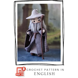 Può includere: Una figura di Gandalf all'uncinetto, con un cappello grigio, una lunga barba bianca e un bastone. La figura indossa una veste e un mantello grigi. L'immagine include il testo "CROCHET PATTERN IN ENGLISH".