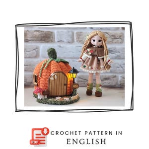 Könnte beinhalten: Eine Häkelpuppe mit langem blonden Haar in einem braunen Kleid mit Blumenakzenten, neben einem kürbisförmigen Haus mit grünem Stiel, Holztür, kleiner Lampe und zwei Pilzen. Der Text lautet: CROCHET PATTERN IN ENGLISH.