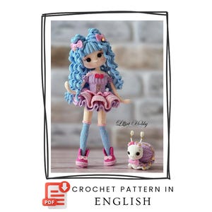 Könnte beinhalten: Eine Häkelpuppe mit blauen Locken, einem rosa Kleid und passenden Schuhen. Eine kleine Häkelschnecke befindet sich neben der Puppe. Der Text "CROCHET PATTERN IN ENGLISH" ist enthalten.