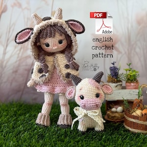 Może przedstawiać: Wzór na szydełku na lalkę krowę i mniejszą lalkę cielę. Lalki są wykonane z różowej, brązowej i białej włóczki. Wzór jest dostępny do pobrania w formacie PDF. Tekst na obrazku brzmi "english crochet pattern".