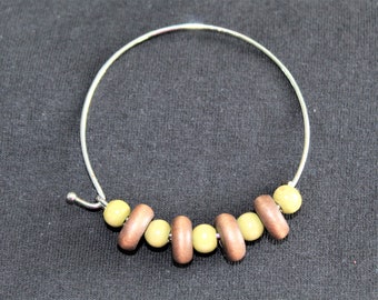 Bracelet bracelet pour dames avec des accents de perles de bois.  Boucles d’oreilles assorties disponibles.