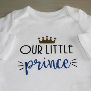 Le body blanc à manches courtes Our Little Prince de bébé garçons avec couronne dor. image 3