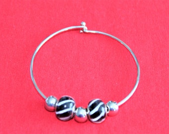 Bracelet bracelet pour dames avec des accents de perles en verre et en métal.  Boucles d’oreilles assorties disponibles.