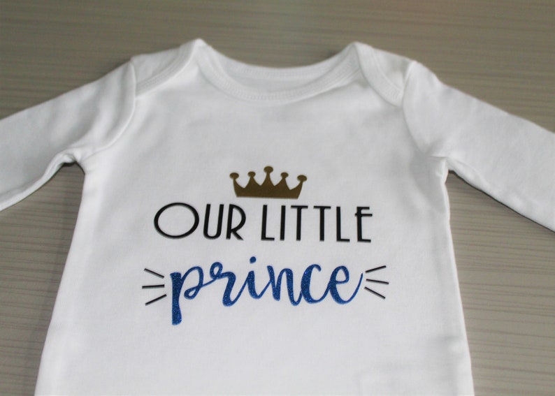 Le body blanc à manches courtes Our Little Prince de bébé garçons avec couronne dor. image 2