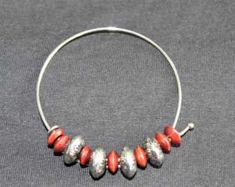 Bracelet bracelet pour dames avec perles de bois et accents de perles métalliques.  Boucles d’oreilles assorties disponibles.