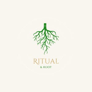 Può includere: Un logo con una grafica verde di radici d'albero centrata sopra il testo RITUAL & ROOT. La parola RITUAL è in un grande carattere serif dorato, mentre & ROOT è in un carattere sans-serif verde più piccolo su uno sfondo color crema.