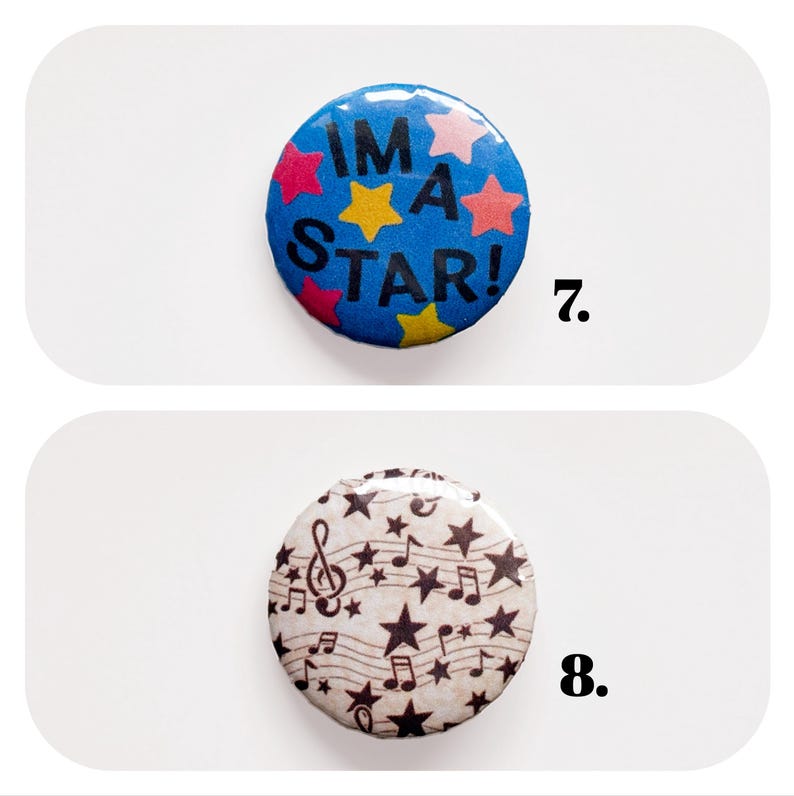 以下が含まれることがあります： 2つの丸いピンバッジ。1つ目は「I'M A STAR！」の文字とピンクと黄色の星のグラフィックが入った青色。2つ目は、音符と星のグラフィックが入ったタン色です。