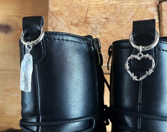 Colgante de corazón de cristal de hadas y alambre de púas para botas militares. Dijes de cadena para zapatos.