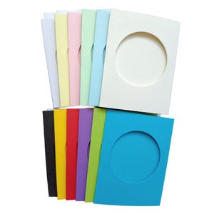 Tarjetas tríptico pequeñas en blanco de 4,5 x 3,5 pulgadas, con abertura circular de 2,5 pulgadas (64 mm): paquete de 5 unidades en 18 colores.