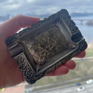 Prachtige vintage asbak van 10x7 cm met daarop een herenkaartspel in Biedermeierstijl. Verzilverd.