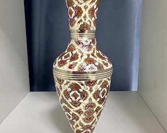 Vase indien vintage en laiton fabriqué à la main avec motif floral en émail