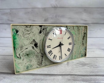Rare horloge de bureau soviétique vintage Molnija, en plastique vert effet marbre, mécanique, de collection rétro, objet de décoration ou cadeau.